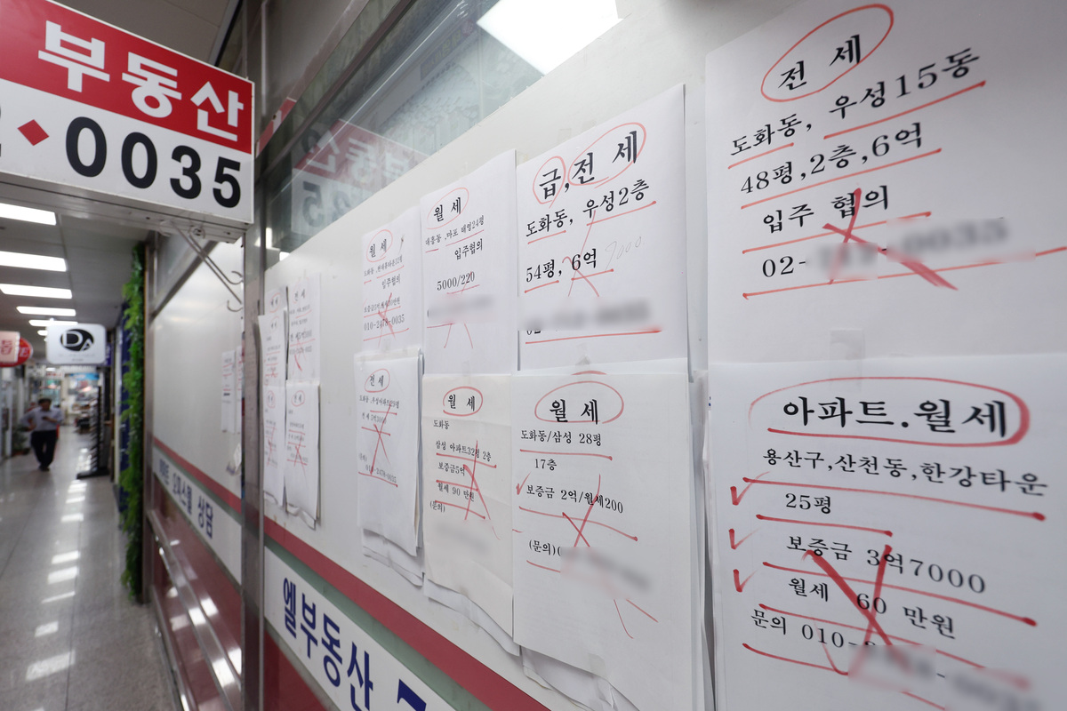 서울 시내 한 부동산에 매물 정보가 붙어있다. 뉴시스