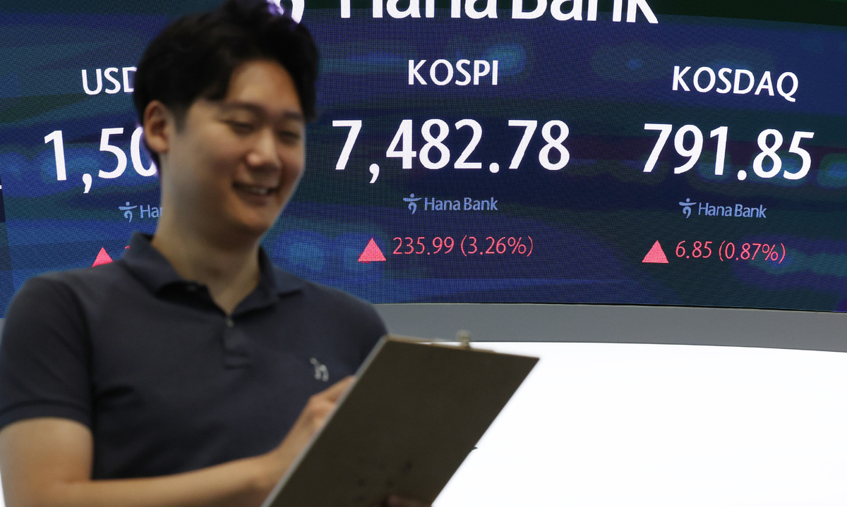 9일 서울 중구 하나은행 딜링룸 모습. 뉴시스 제공