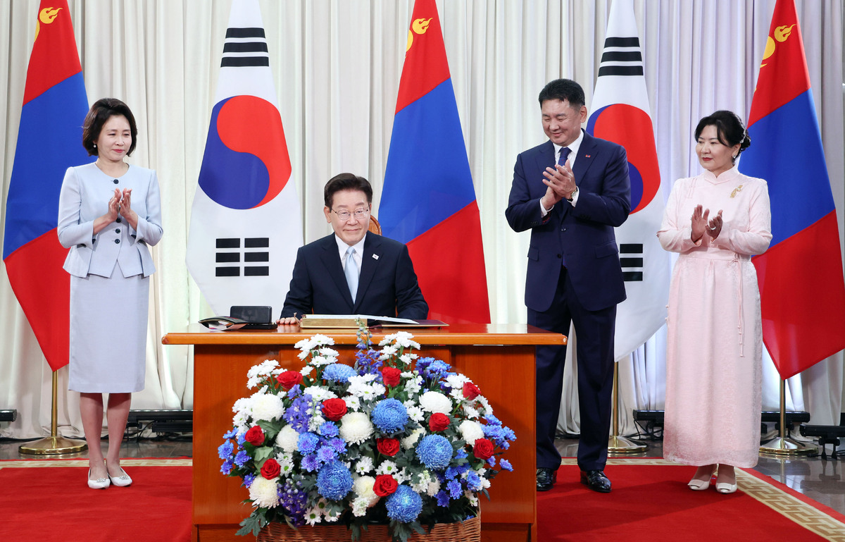 몽골을 국빈 방문한 이재명 대통령이 9일 울란바타르 정부청사에서 방명록 서명을 하고 있다. 공동취재