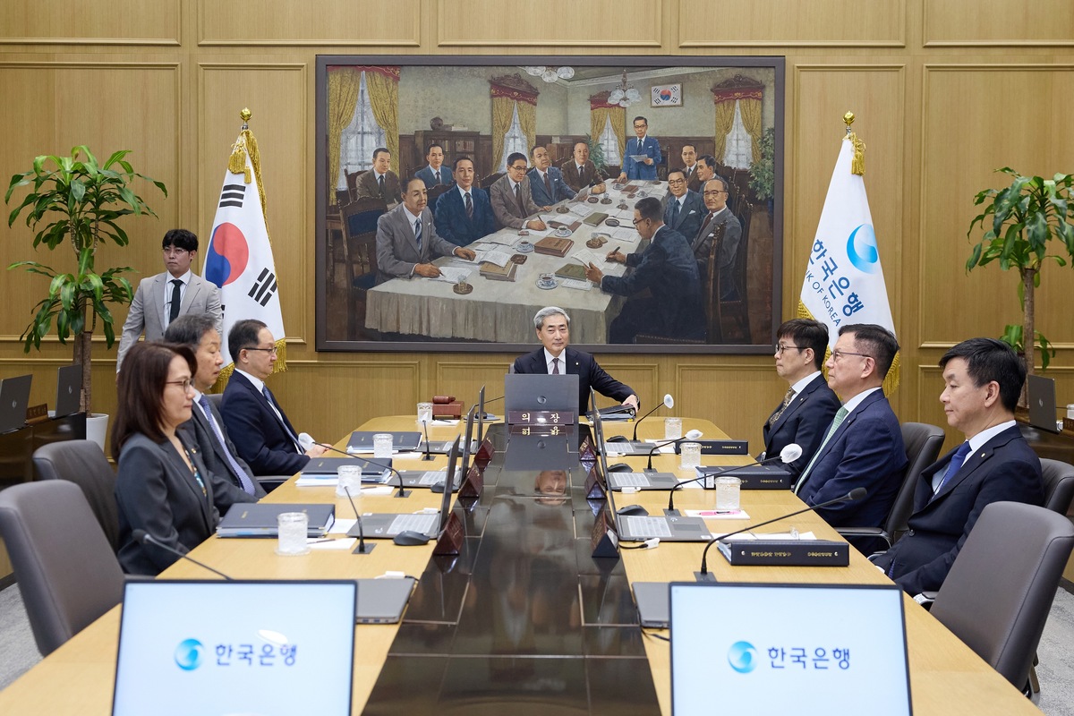 신현송 한국은행 총재가 16일 서울 중구 한국은행 본관에서 금융통화위원회 본회의를 주재하고 있다. 한국은행 제공