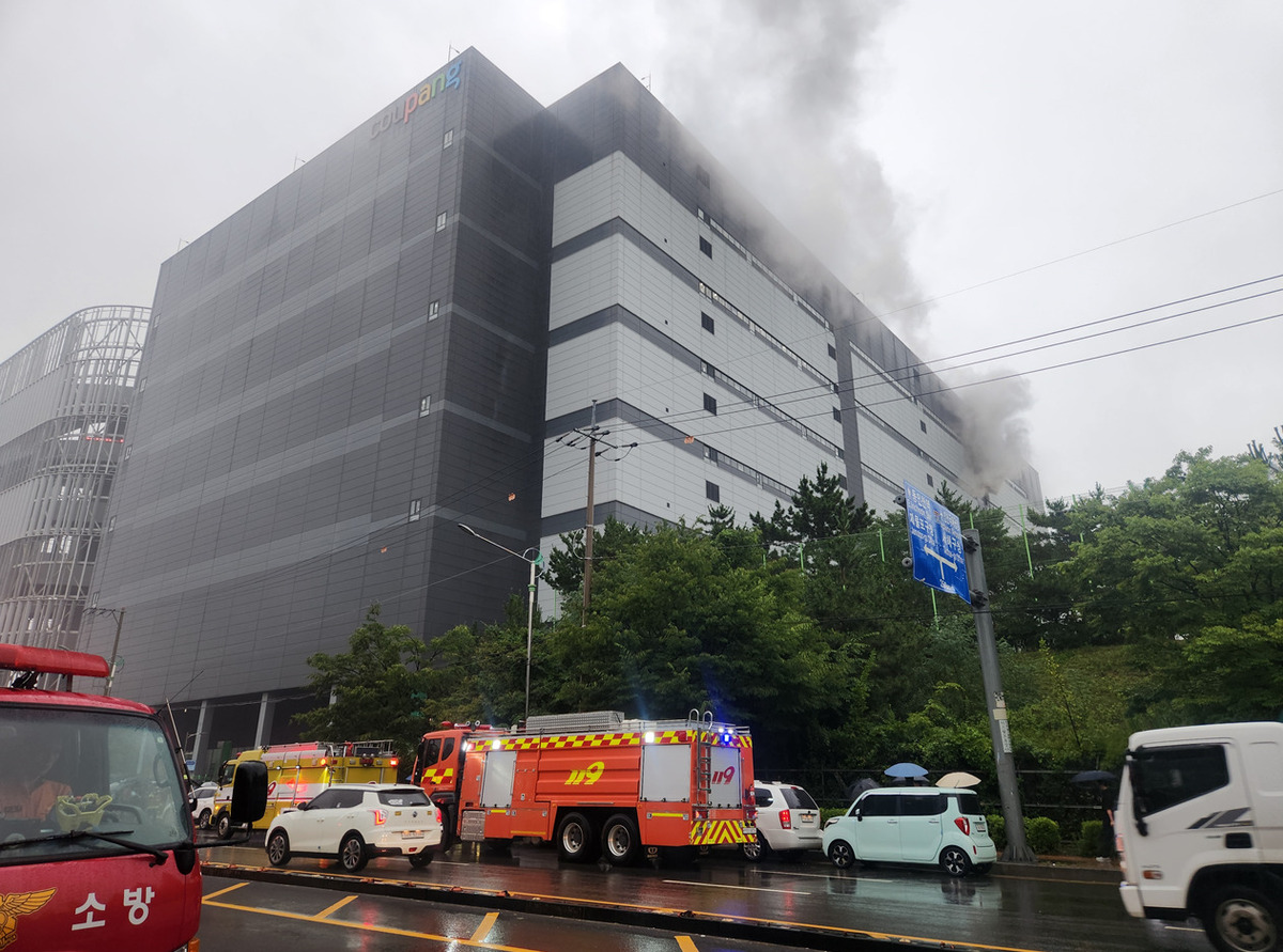 18일 인천 서해구 석남동 쿠팡32물류센터 6층에서 화재가 발생했다. 뉴시스