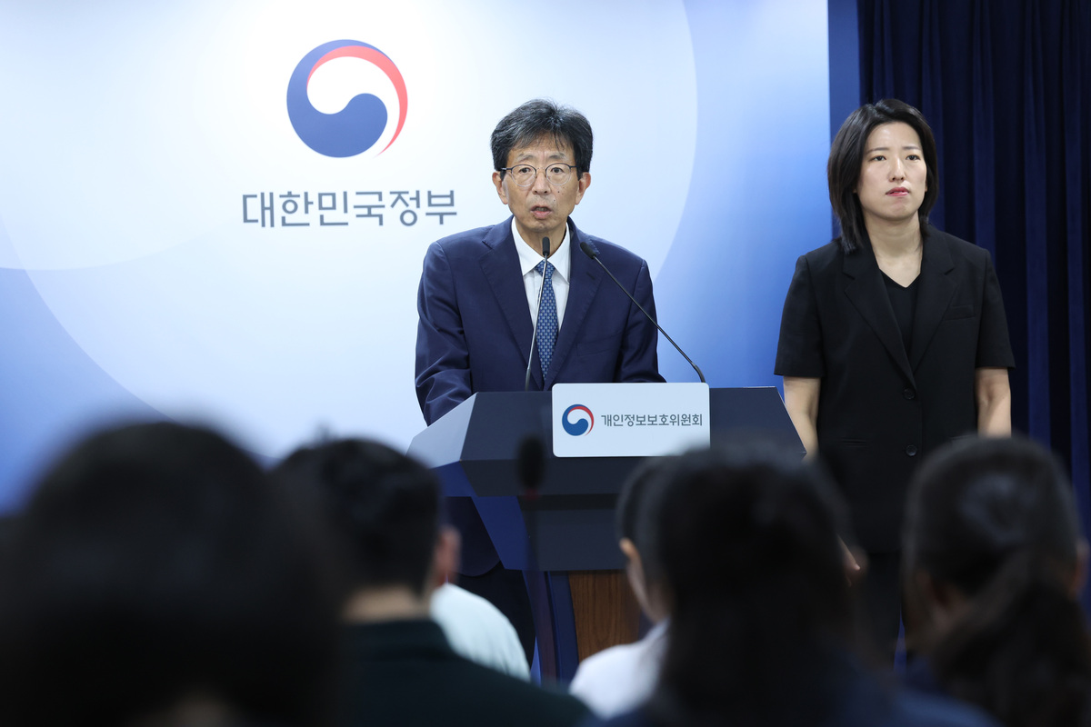 양청삼 개인정보보호위원회 사무처장이 30일 서울 종로구 정부서울청사에서 KT의 개인정보 유출 및 무단 소액결제 피해사고에 대한 처분 결과를 발표하고 있다. 뉴시스
