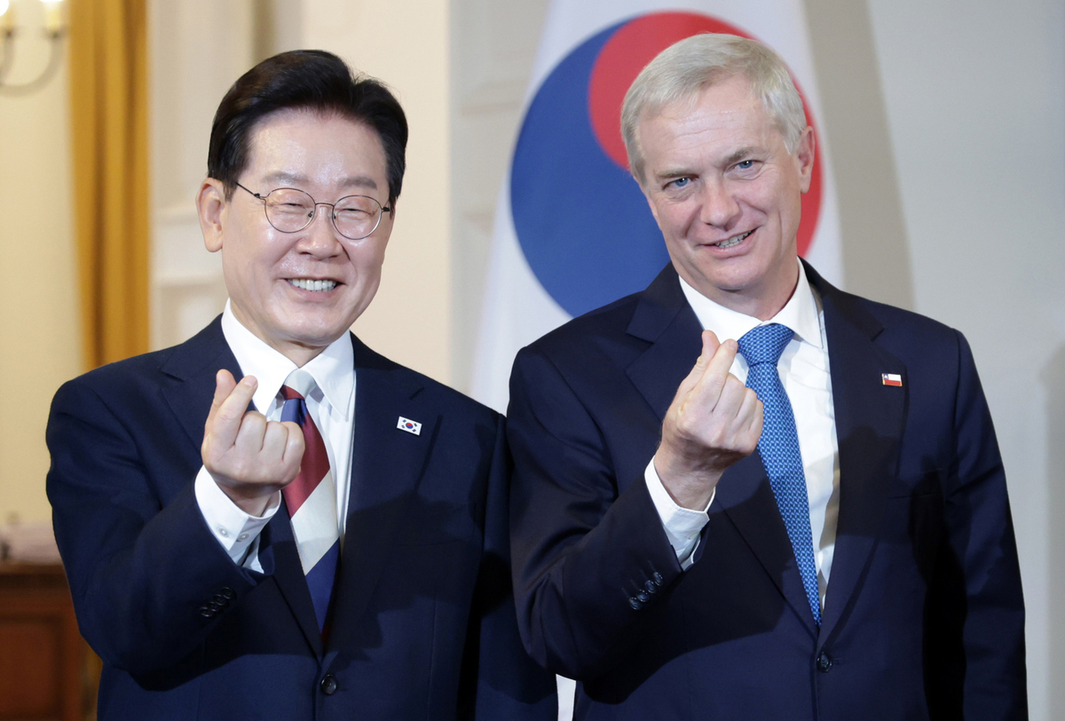 이재명 대통령과 호세 안토니오 카스트트 칠레 대통령이 30일 산티아고 대통령궁에서 소인수 회담에 앞서 손가락 하트를 그리며 기념촬영을 하고 있다. 뉴시스