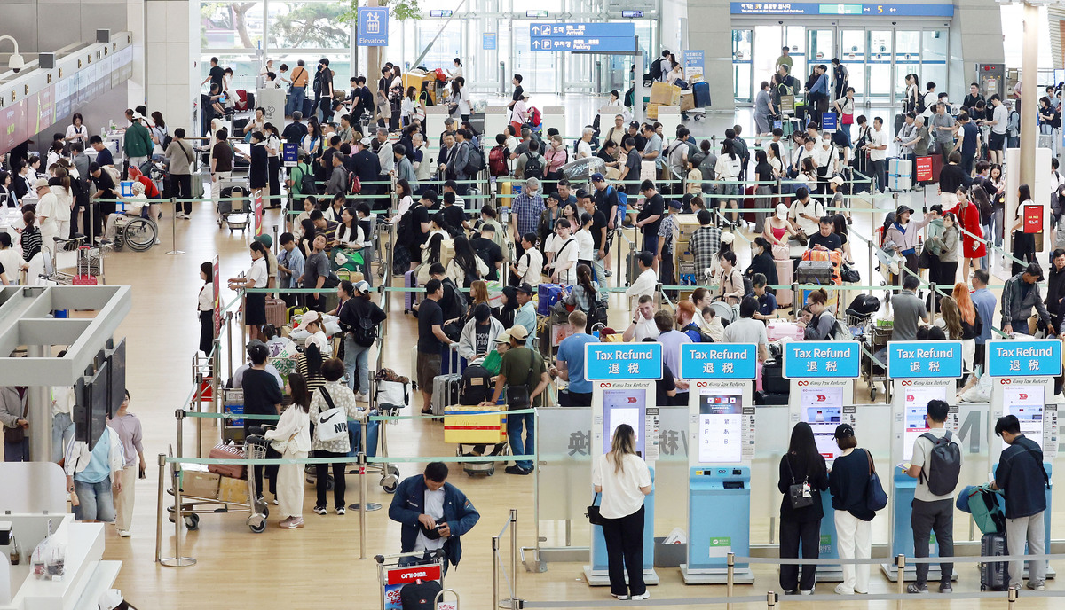 휴가철인 24일 인천국제공항 출국장에서 여행객이 출국 수속을 하기 위해 줄을 서고 있다. 뉴시스