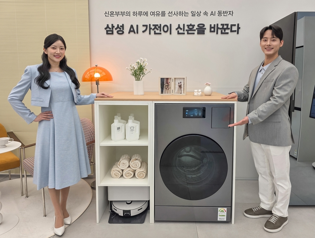 모델이 삼성 세탁건조기 ‘비스포크 AI 콤보’를 알리고 있다. 삼성전자 제공