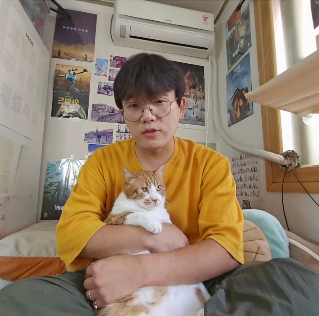8일 세계 고양이의 날을 앞두고 보호소 고양이들에게 사료를 기부하는&nbsp;‘캣치미 챌린지’ 참여 영상 갈무리.