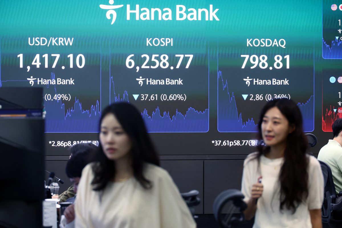 지난 7일 서울 하나은행 본점 딜링룸 전광판에 지수가 표시돼있다. 서울 외환시장에 따르면&nbsp; 이날 원·달러 환율은 7.7원 내린 1416.1원에 마감했다. 뉴시스