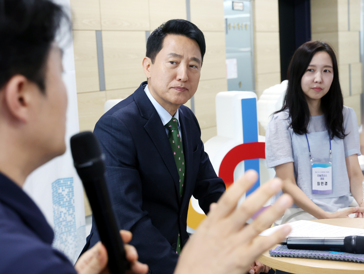 오세훈 서울시장이 10일 오후 서울 마포구 서울창업허브 공덕을 방문해 청년 AI 스타트업 간담회에서 청년 AI스타트업 대표의 애로사항을 듣고 있다. 뉴시스