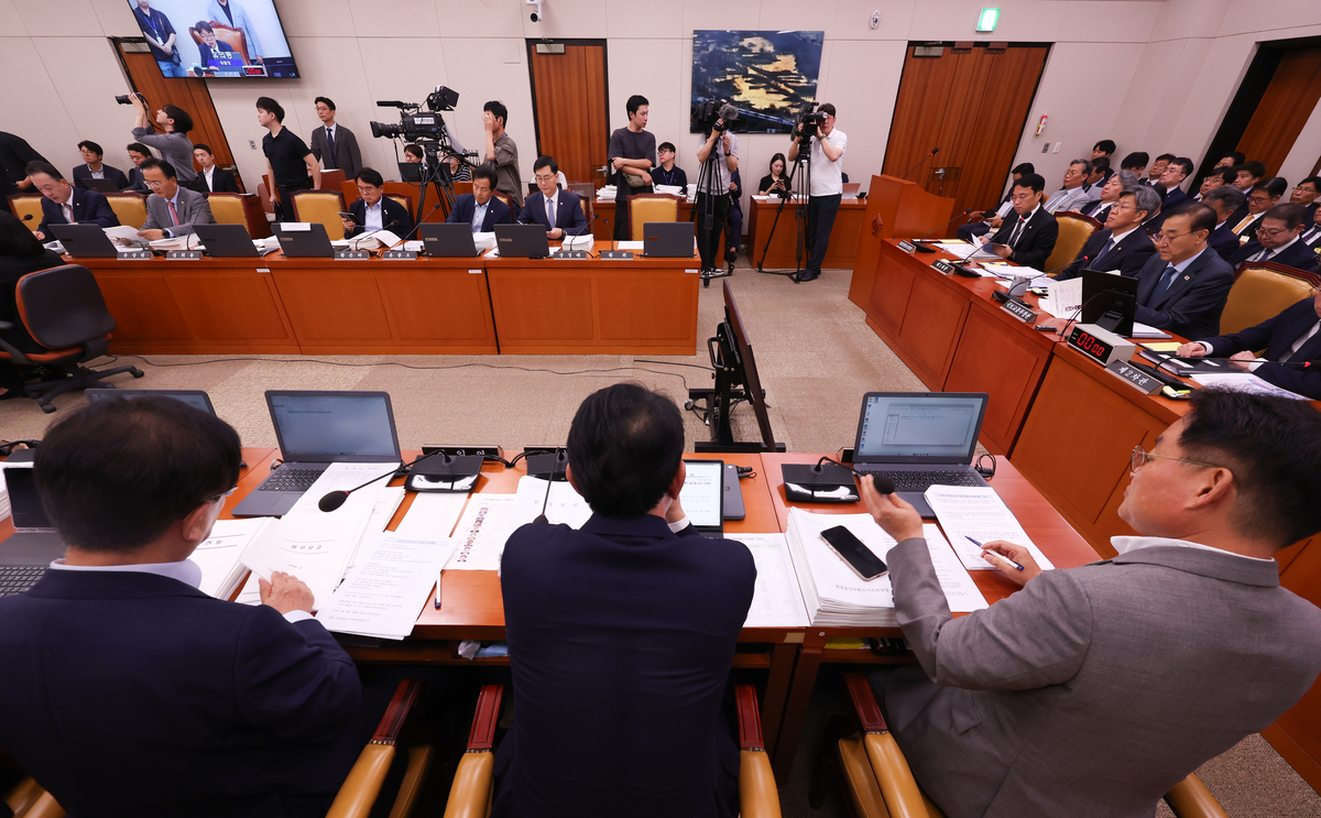 11일 오후 서울 여의도 국회에서 열린 국토교통위원회 제1차 전체회의에서 황희 국회 국토교통위원회 소속 더불어민주당 의원 자리가 비어 있다. 뉴시스