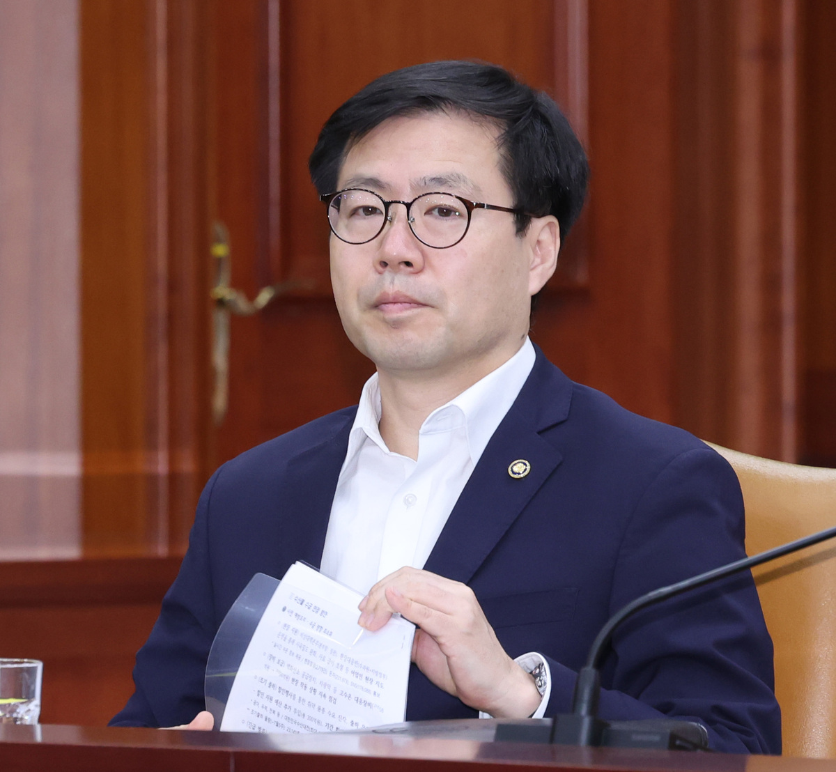 여한구 산업통상자원부 통상교섭본부장이 13일 오전 서울 종로구 정부서울청사에서 열린 비상경제본부회의 겸 경제관계장관회의 겸 민생물가 특별관리 관계장관TF 회의에 참석하고 있다. 뉴시스 제공
