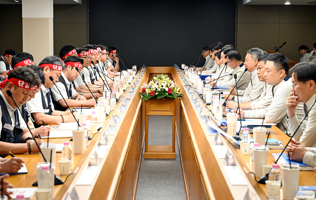 현대자동차 노사가 지난 5월 6일 울산공장 본관 동행룸에서 2026년 임금협상 상견례를 가지고 있다. 현대차 제공