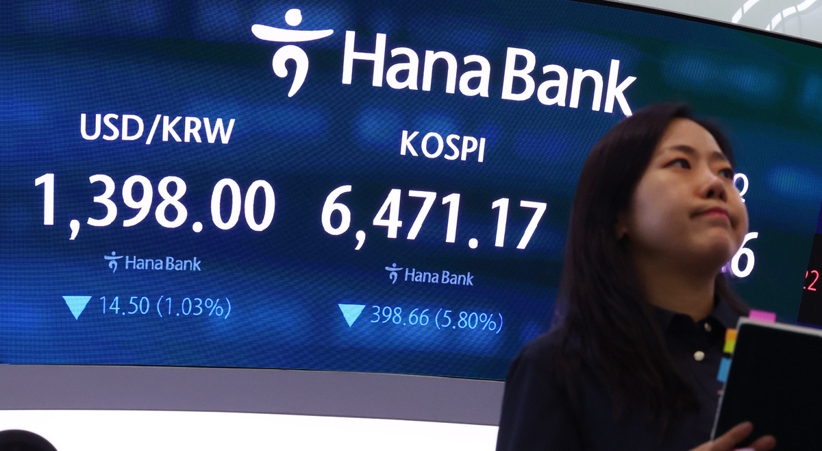 19일 서울 중구 하나은행 본점 딜링룸 모습. 뉴시스 제공