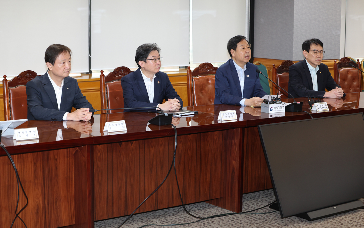 구윤철 부총리 겸 재정경제부 장관이 21일 오전 서울 중구 은행회관에서 열린 시장상황점검회의에서 모두발언하고 있다. 뉴시스
