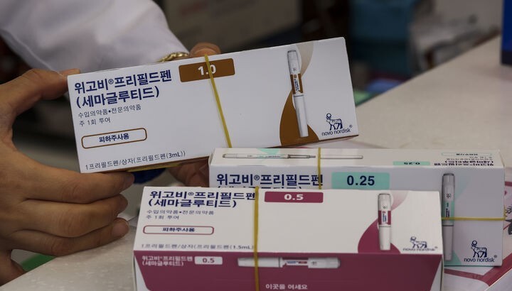 한 약사가 위고비 상자를 들어 보이고 있다. 뉴시스