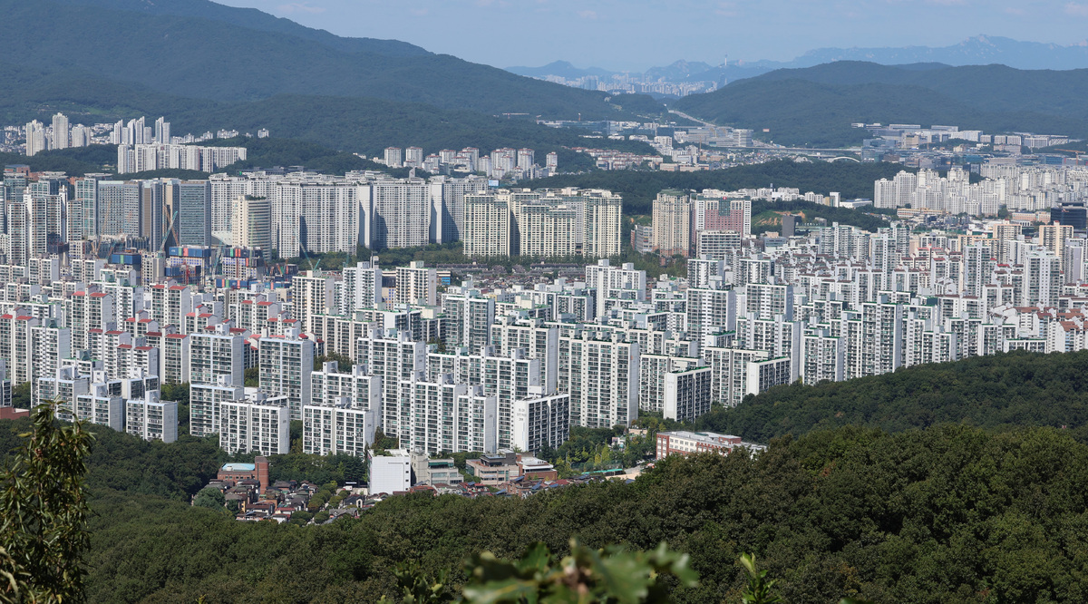 경기 성남시 불곡산에서 분당구 일대 아파트가 보이고 있다. 뉴시스
