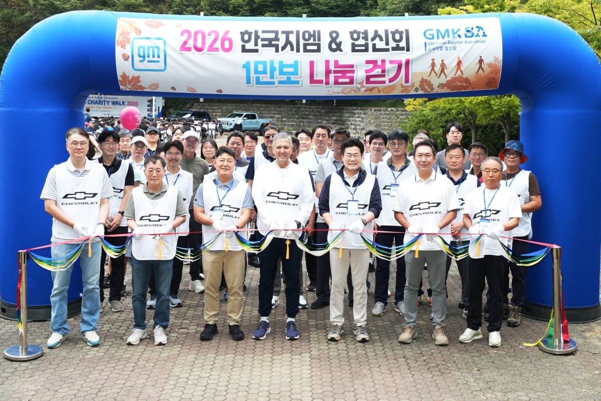 김민석 협신회 부회장, 노철호 협신회 부회장, 허우영 협신회 회장, 헥터 비자레알 GM 한국사업장 사장, 박찬대 인천광역시장, 방선일 GM 한국사업장 구매 부문 부사장, 윤관원 협신회 부회장(앞줄 왼쪽부터)이 지난 12일 1만 보 나눔걷기 행사에서 기념 사진을 촬영하고 있다. 한국GM 제공