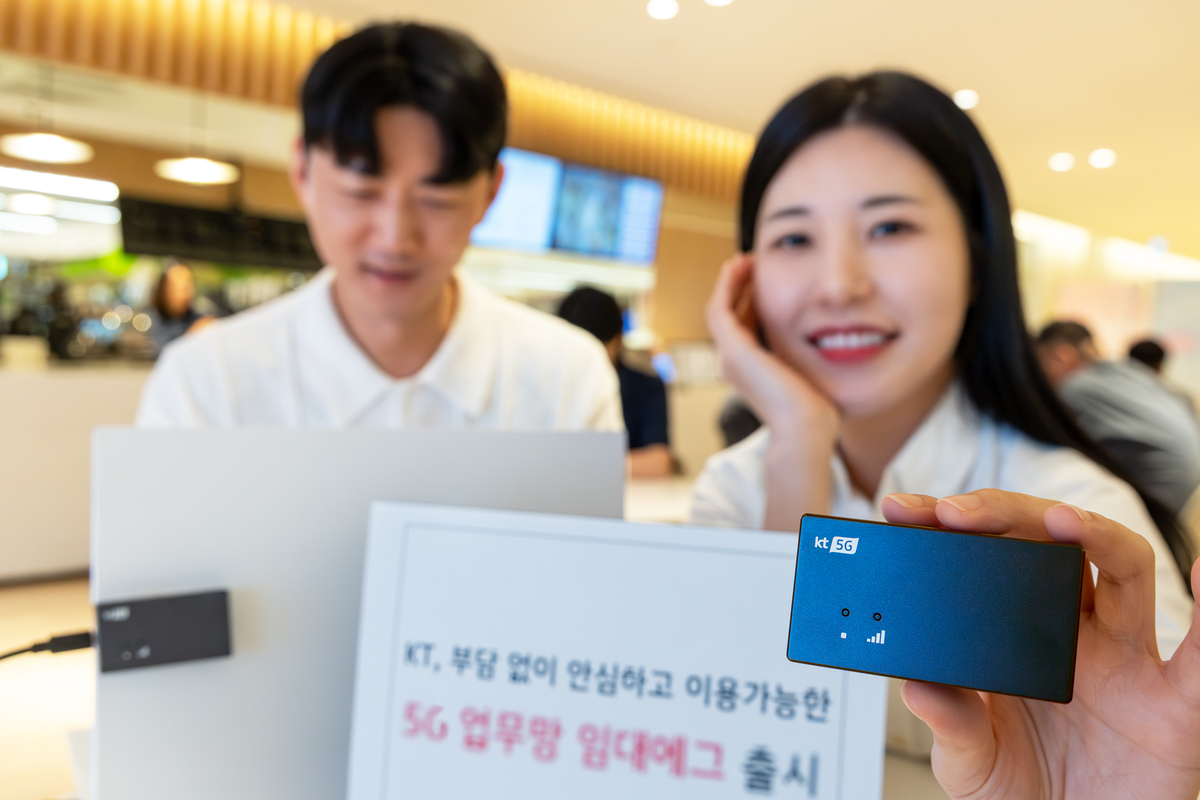 KT&nbsp;모델들이 5G&nbsp;업무망 임대에그를 소개하고 있다. KT 제공