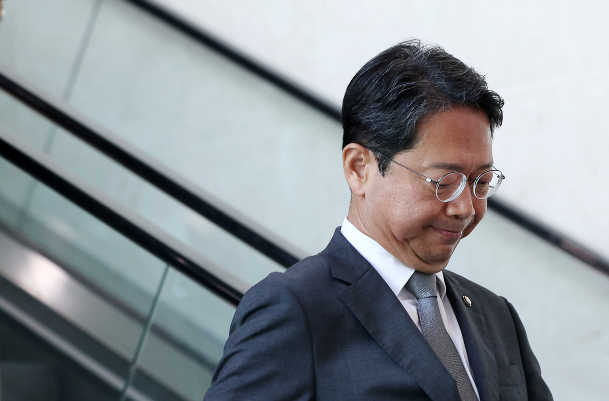 김승원 법무부 장관 후보자가 19일 오전 서울 여의도 국회 소통관에서 기자회견을 마치고 이동하고 있다. 이날 김 후보자는 후보직을 사퇴했다. 뉴시스