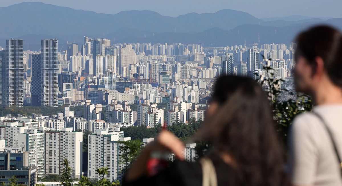 서울 아파트 전셋값이 역대 최고치를 기록한 가운데 20일 서울 용산구 남산에서 아파트 단지가 보이고 있다. 뉴시스