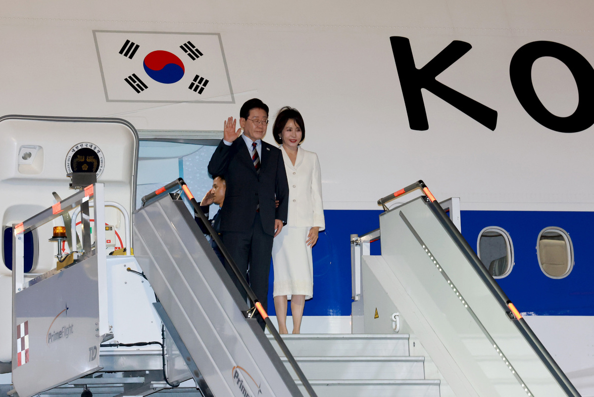 이재명 대통령과 김혜경 여사가 지난 23일 멕시코 펠리페 앙헬레스 국제공항에 도착해 인사를 하고 있다. 뉴시스
