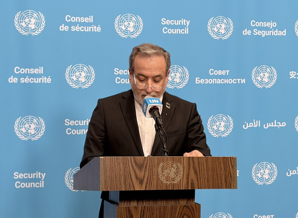 아바스 아라그치 이란 외무장관이 25일(현지시간) 미국 뉴욕 유엔본부에서 기자 회견에 나서고 있다. 연합뉴스