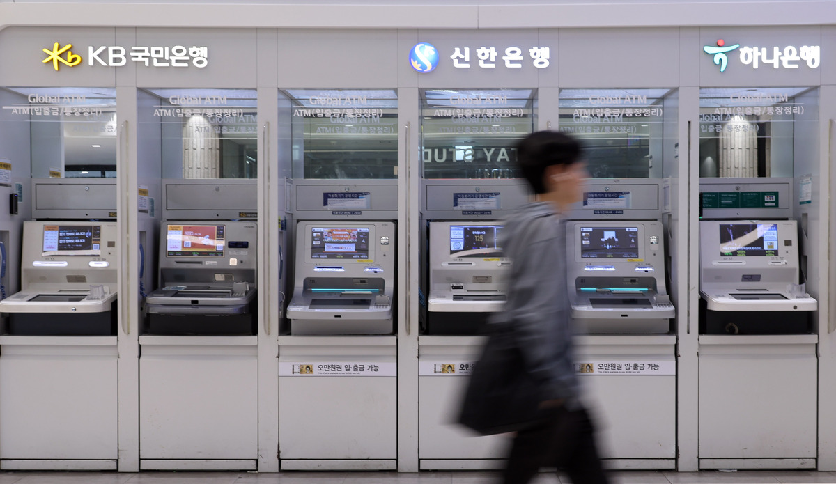시중은행에 이어 저축은행과 캐피탈사 등 제2금융권까지 해킹 사고가 잇따른 지난 4일 서초구 서울고속버스터미널에 개인정보가 유출된 신한·KB국민·하나 은행의 현금 자동 입출금기(ATM) 코너가 보이고 있다. 뉴시스
