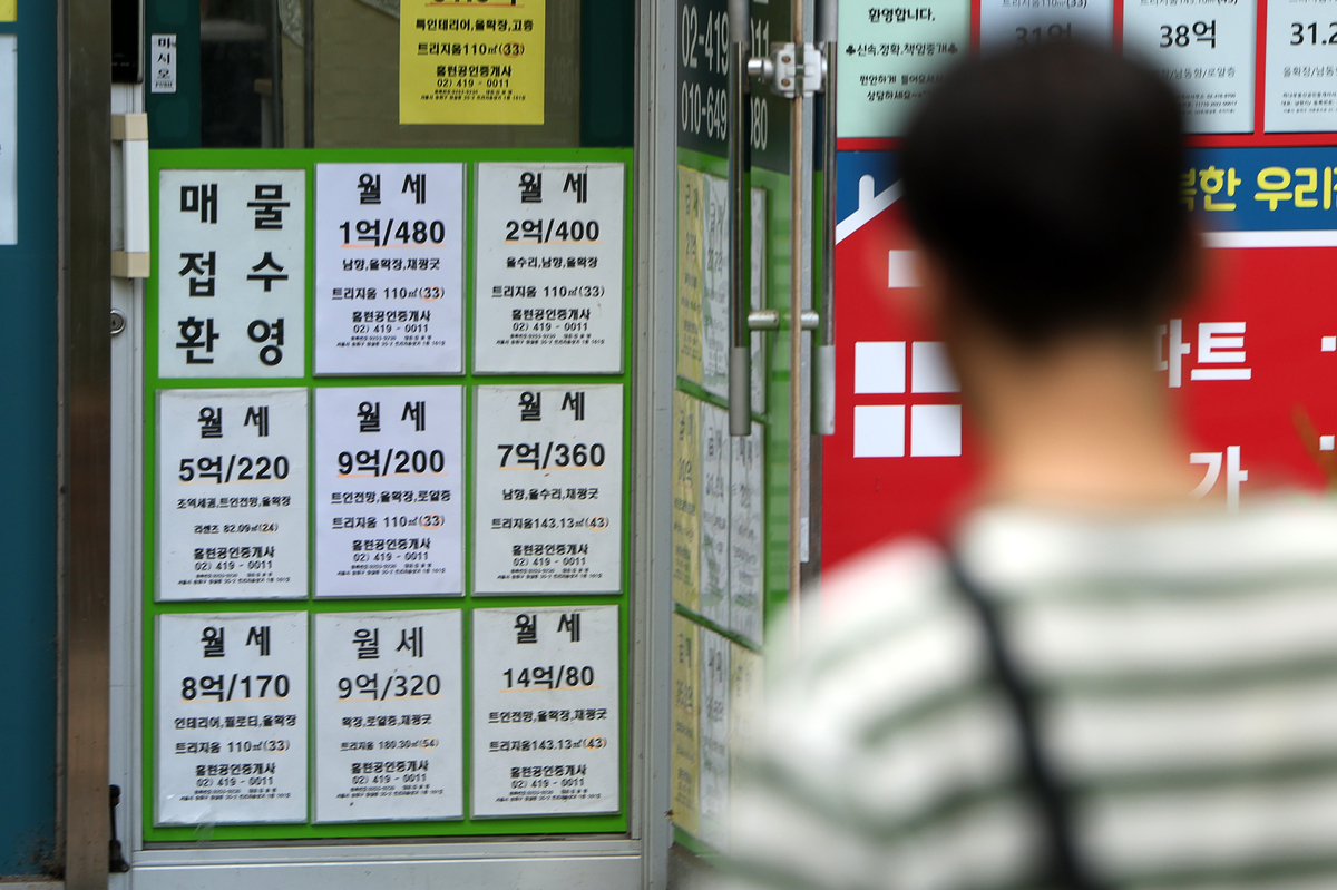 전세의 월세화 가속에 1∼9월 서울 아파트 임대차 거래에서 월세가 차지하는 비중이 처음으로 50%를 넘어섰다. 서울 송파구 한 공인중개업소에 월세 매물 안내문이 붙어있다. 뉴시스