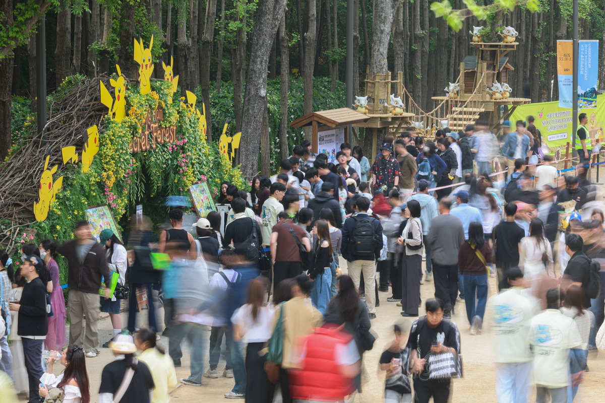 지난 5월 서울 성동구 서울숲 ‘포켓몬 시크릿 포레스트’&nbsp;행사장이 시민들로 붐비고 있다. 뉴시스