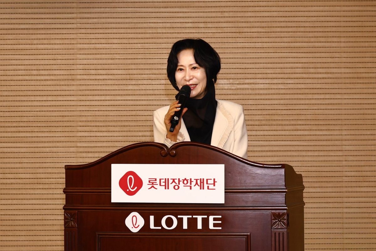 장혜선 롯데장학재단 이사장이&nbsp;신격호샤롯데문학상을 앞두고 인사말을 하고 있다. 롯데장학재단 제공