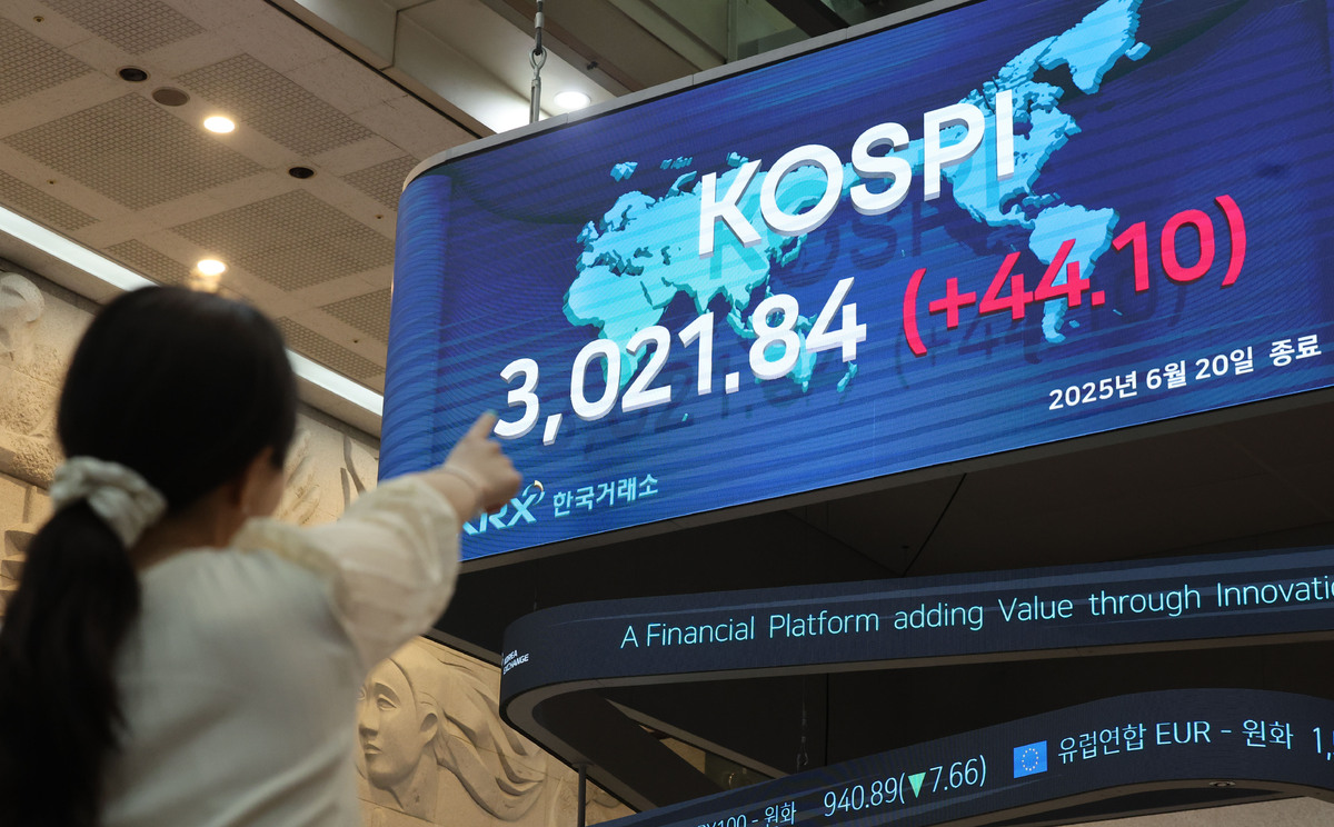 코스피 3000 시대 활짝…3020선까지 하이킥