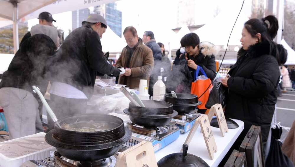 상품을 구매하는 시민들.