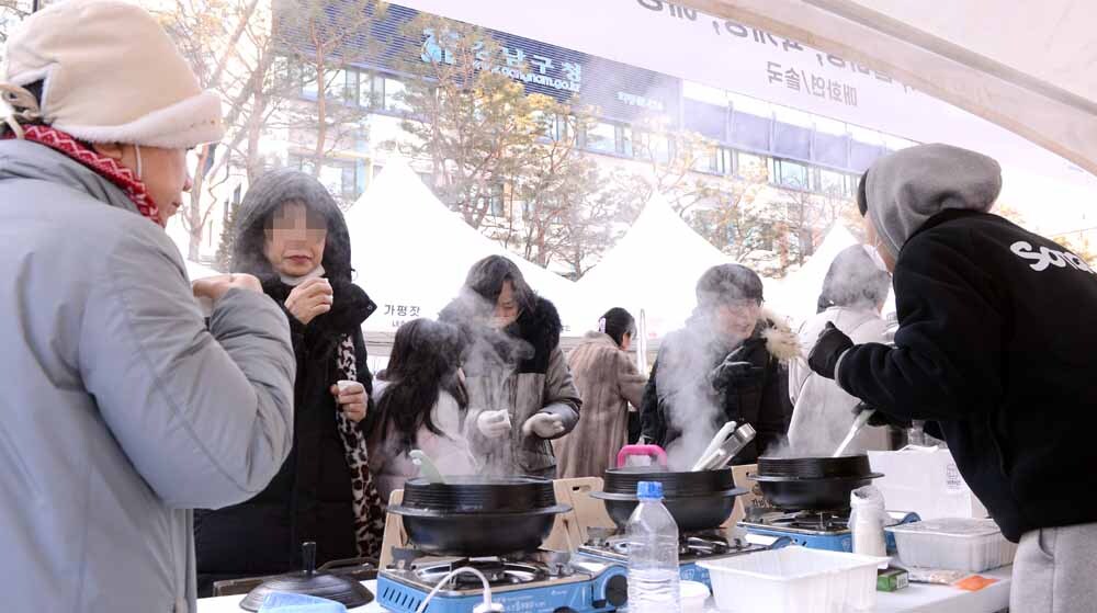 상품을 구매하는 시민들.