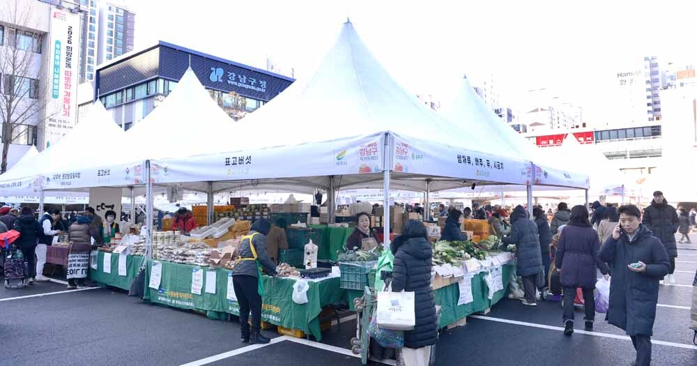 상품을 구매하는 시민들.