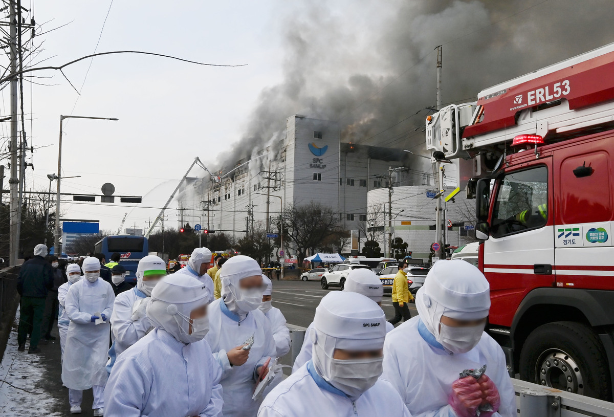 3일 경기 시흥시 정왕동 SPC 삼립 시화공장에서 화재가 발생해 삼립 직원들이 대피하고 있다. 뉴시스