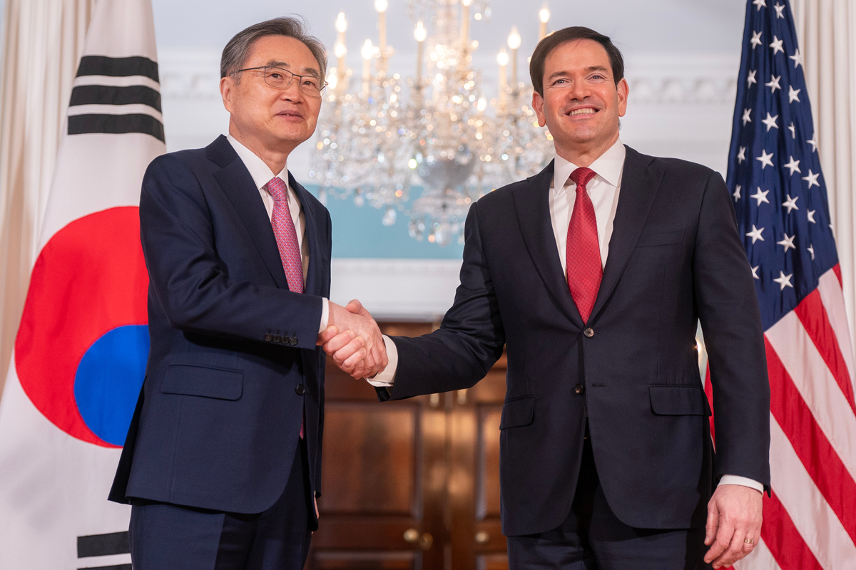 조현&nbsp;외교부 장관(왼쪽)이 4일&nbsp;미국 워싱턴 국무부에서 마코 루비오 미 국무장관과 회담에 앞서 악수하고 있다. AP/뉴시스