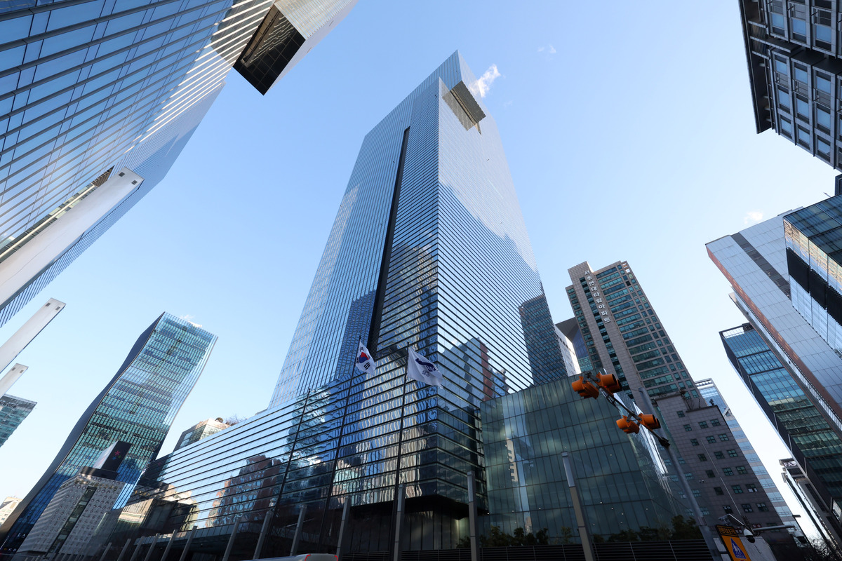 삼성전자가 국내 기업 역사상 처음으로 시가총액 1000조원 시대를 열었다.&nbsp;서울 서초구 삼성전자 서초사옥 모습. 뉴시스