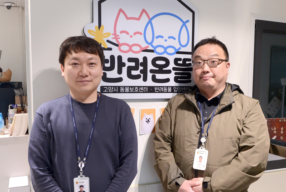 고양시 동물보호시설을 담당하는 고양시 농업기술센터 동물보호팀의 박준수 부팀장(왼쪽)과 최종찬 팀장이 기념사진을 찍고 있다. 올해 부임한 최 팀장은 “2015년부터 일하고 있는 박 부팀장 덕분에 시설이 환골탈태할 수 있었다”고 치하했다. 고양=김두홍 기자 kimdh@sportsworldi.com