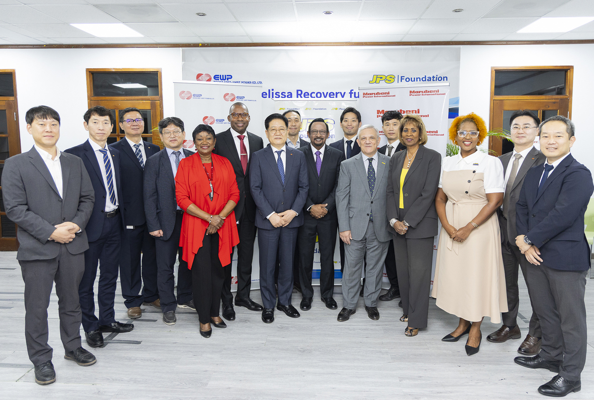 동서발전과 자메이카 관계자들이 기념사진을 찍고 있다. 한국동서발전 제공