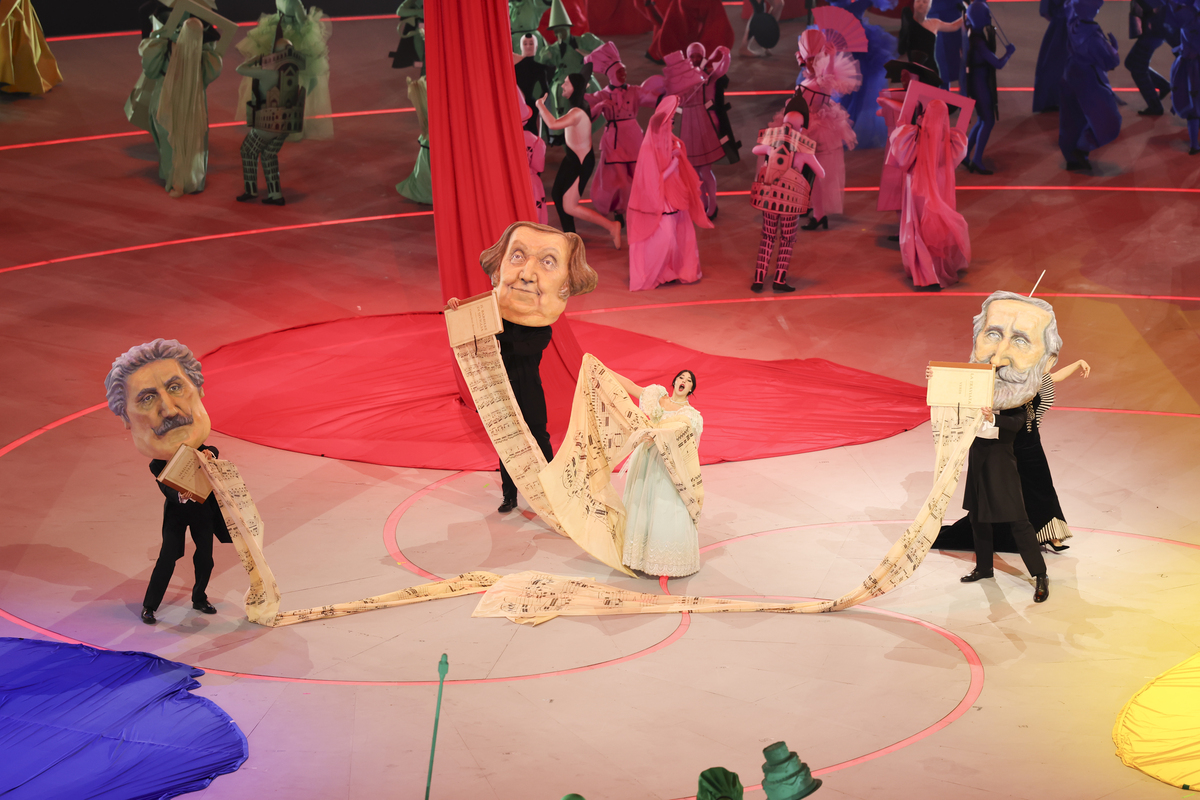 [밀라노=뉴시스] 김근수 기자 = 2026 밀라노·코르티나 담페초 동계올림픽 개막식이 열린 6일(현지 시각) 이탈리아 밀라노 산 시로 스타디움에서 개막식 공연이 펼쳐지고 있다. 이번 개막식은 도시와 자연, 인간과 기술이 하나 되는 감동적인 무대를 통해 전 세계에 평화와 연대의 메시지를 전한다. 2026.02.07. ks@newsis.com