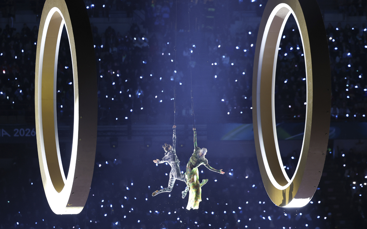 [밀라노=뉴시스] 김근수 기자 = 2026 밀라노·코르티나 담페초 동계올림픽 개막식이 열린 6일(현지 시각) 이탈리아 밀라노 산 시로 스타디움에서 개막식 공연이 펼쳐지고 있다. 이번 개막식은 도시와 자연, 인간과 기술이 하나 되는 감동적인 무대를 통해 전 세계에 평화와 연대의 메시지를 전한다. 2026.02.07. ks@newsis.com