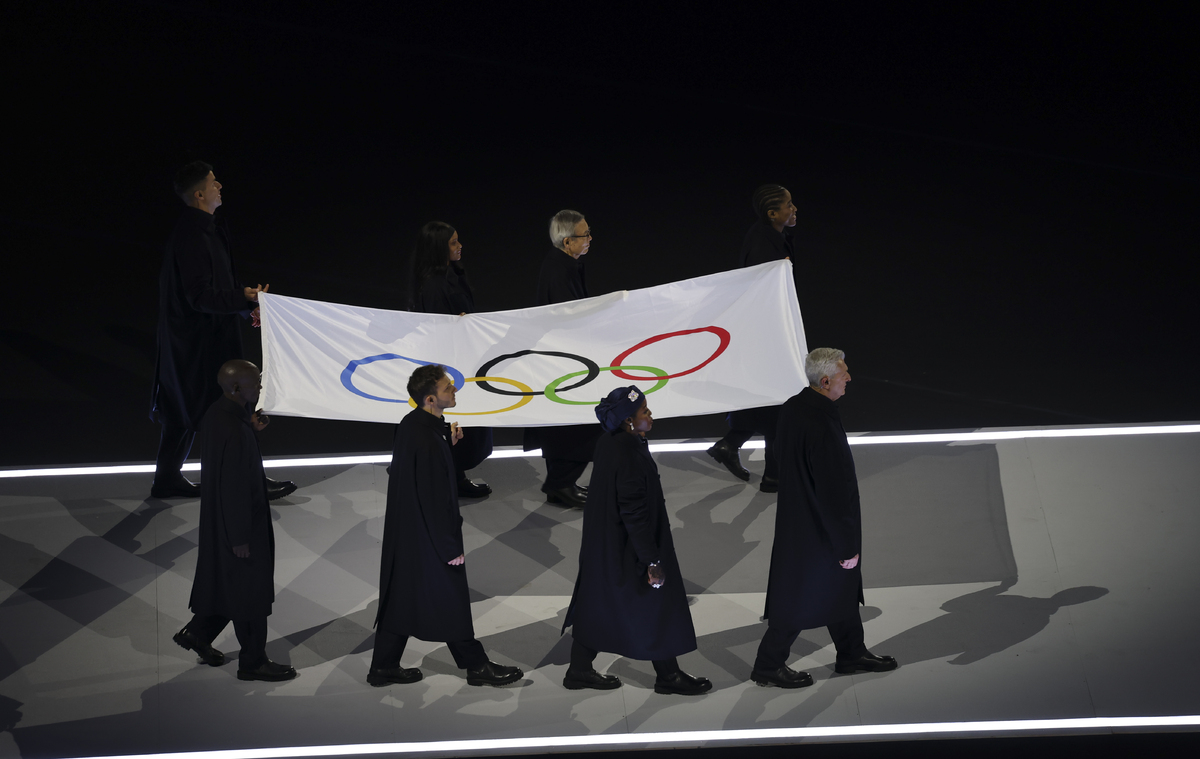 [밀라노=뉴시스] 김근수 기자 = 2026 밀라노·코르티나 담페초 동계올림픽 개막식이 열린 6일(현지 시각) 이탈리아 밀라노 산 시로 스타디움에서 오륜기를 들고 이동하고 있다. 이번 개막식은 도시와 자연, 인간과 기술이 하나 되는 감동적인 무대를 통해 전 세계에 평화와 연대의 메시지를 전한다. 2026.02.07. ks@newsis.com