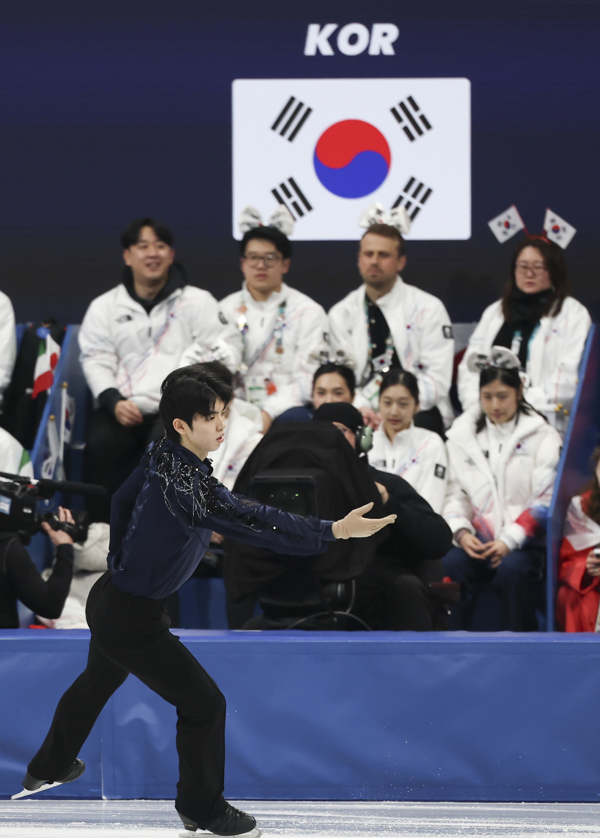 [밀라노=뉴시스] 김근수 기자 = 피겨스케이팅 팀 이벤트 남자 싱글 차준환이 7일(현지 시간) 이탈리아 밀라노 아이스 스케이팅 아레나 경기장에서 열린 2026 밀라노·코르티나 담페초 동계올림픽 팀 이벤트 단체전 남자 싱글 쇼트 프로그램에서 연기를 펼치고 있다. 2026.02.07. ks@newsis.com