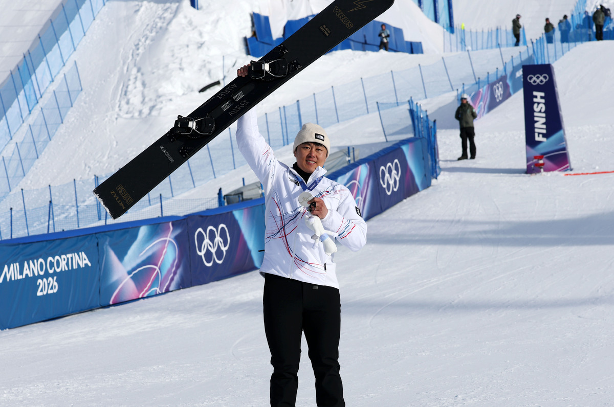 김상겸이 이탈리아 리비뇨 스노우파크에서 열린 2026 밀라노·코르티나 담페초 동계올림픽 스노보드 남자 평행대회전 시상식을 마친 뒤 은메달 들고 포즈를 취하고 있다. 리비뇨=뉴시스
