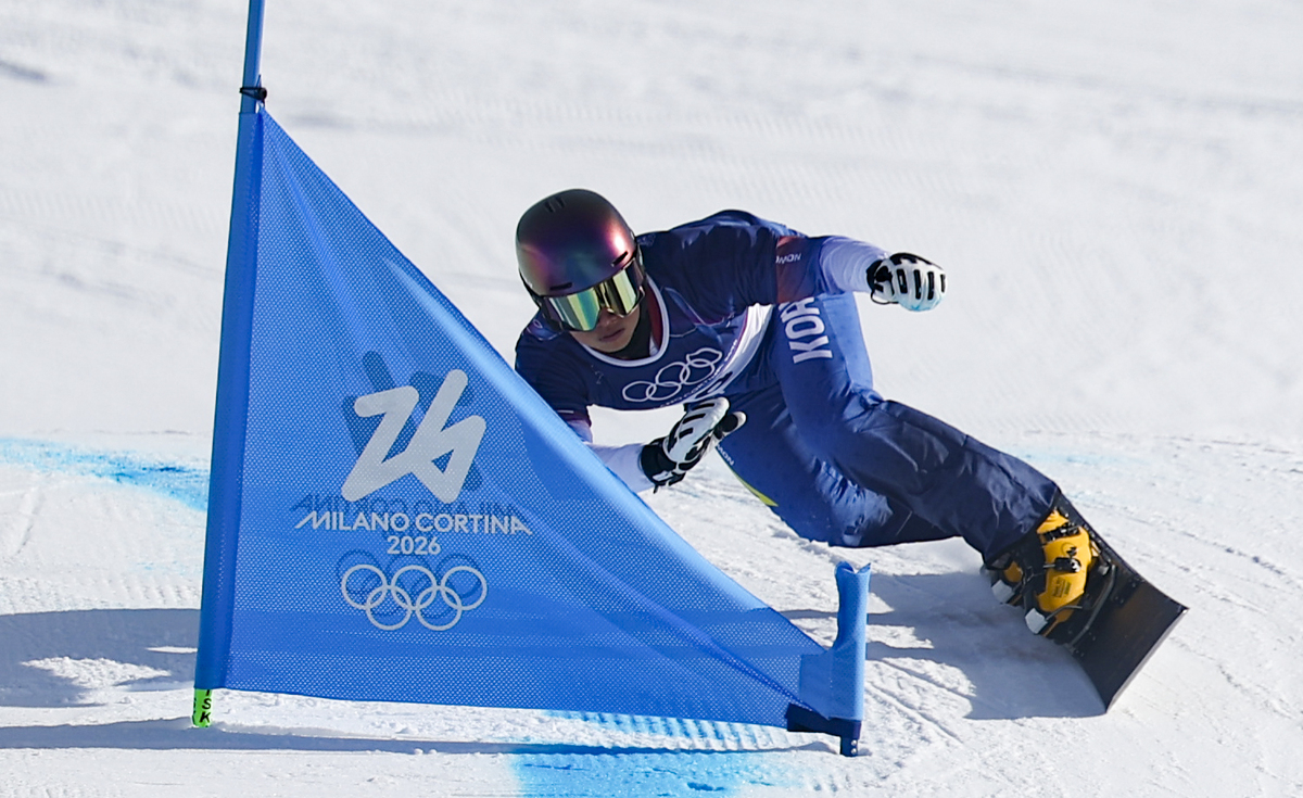 한국의 김상겸이 이탈리아 리비뇨 스노우파크에서 열린 2026 밀라노코르티나 담페초 동계올림픽 스노보드 남자 평행대회전에서 결승전을 치르고 있다. 리비뇨=뉴시스