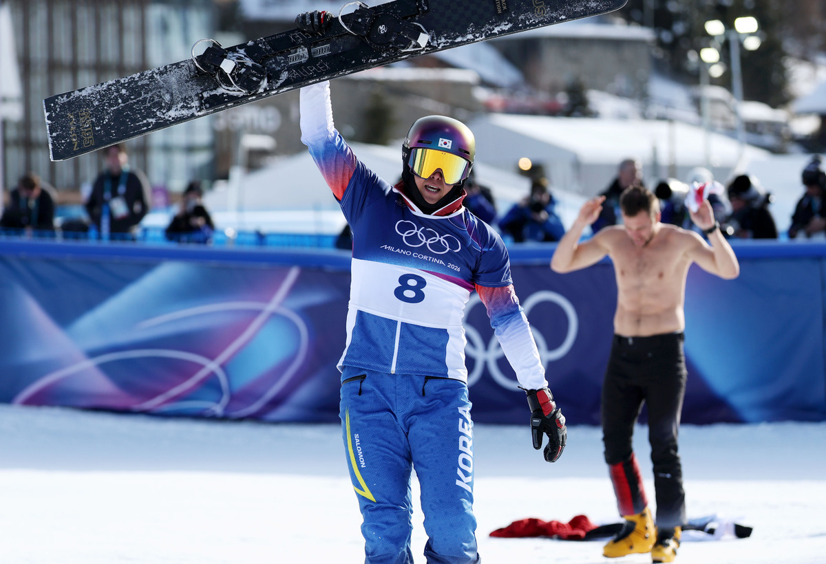 스노보드 김상겸(왼쪽)이 이탈리아 리비뇨 스노우파크에서 열린 2026 밀라노·코르티나 담페초 동계올림픽 스노보드 남자 평행대회전 결승에서 은메달을 차지한 뒤 기뻐하고 있다. 리비뇨=뉴시스