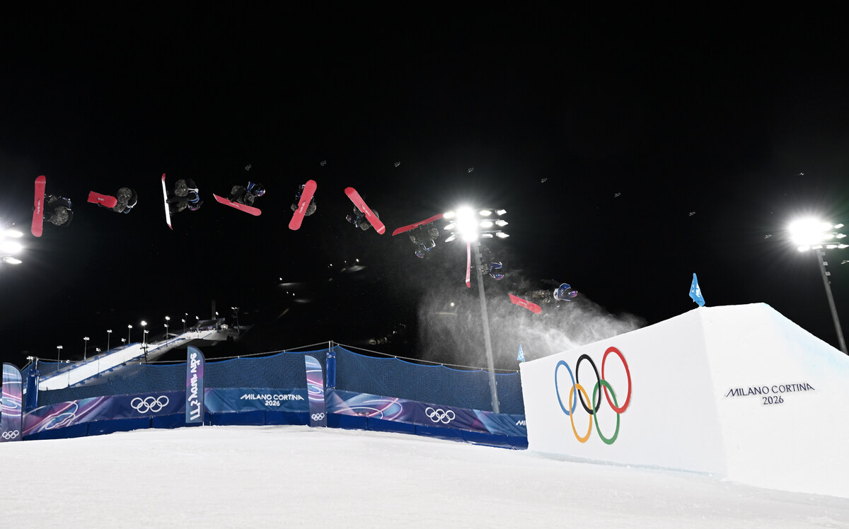유승은이 이탈리아 리비뇨 스노파크에서 열린 2026 밀라노·코르티나담페초 동계올림픽 스노보드 여자 빅에어 결선 경기를 펼치고 있다. 다중노출로 촬영. 리비뇨=신화/뉴시스
