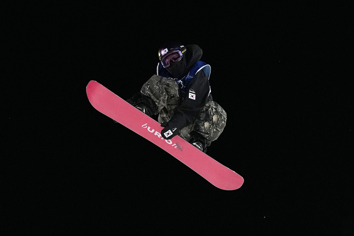 유승은이 이탈리아 리비뇨 스노파크에서 열린 2026 밀라노·코르티나담페초 동계올림픽 스노보드 여자 빅에어 결선 경기를 펼치고 있다. 리비뇨=AP/뉴시스