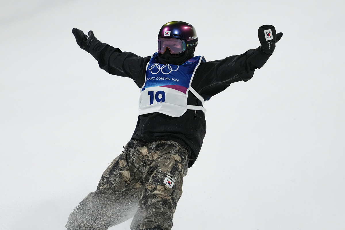유승은이 이탈리아 리비뇨 스노파크에서 열린 2026 밀라노·코르티나담페초 동계올림픽 스노보드 여자 빅에어 결선 경기를 마친 후 메달을 예감한 듯 환호하고 있다. 리비뇨=AP/뉴시스
