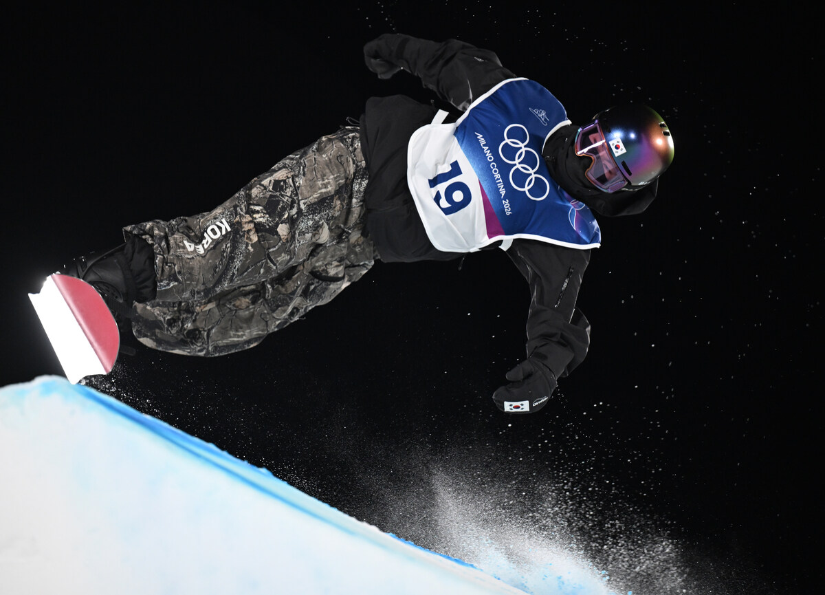 유승은이 이탈리아 리비뇨 스노파크에서 열린 2026 밀라노·코르티나담페초 동계올림픽 스노보드 여자 빅에어 결선 경기를 펼치고 있다. 리비뇨=신화/뉴시스