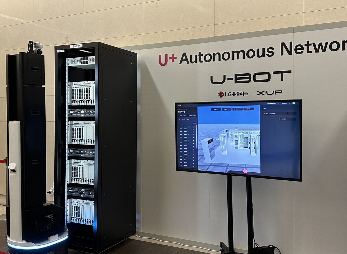 LG AI연구원의 거대언어모델 ‘엑사원’을 활용한 AI 자율주행로봇 ‘유봇(U-BOT)’이 통신국사 내부를 관리하는 모습. 이화연 기자